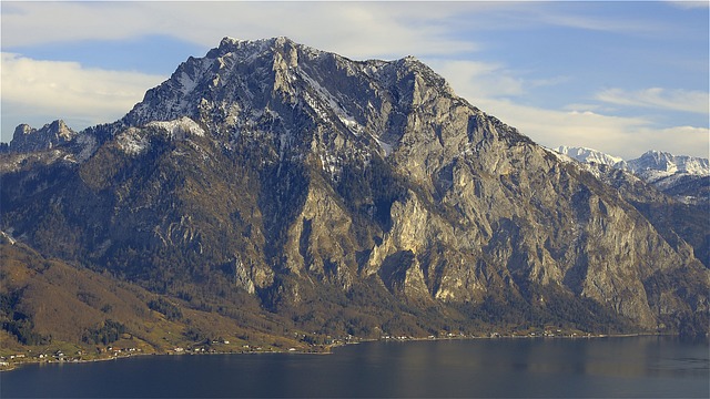 Discover the Perfect Blend of Relaxation and Watersports at Traunsee, Austria’s Dream Destination for Boat Lovers